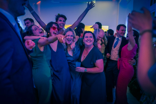 Ambiance sur la piste de danse d’un mariage en Bretagne