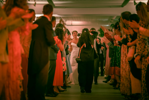 Entrée des mariés en salle lors d’un mariage près de Saint-Malo