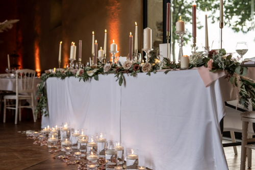 Décoration salle de mariage dans un lieu de réception à Dol-de-Bretagne