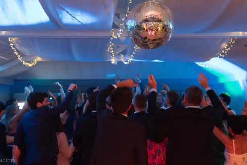 DJ anniversaire en Bretagne – Une piste de danse festive avec Sonofactory