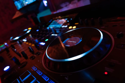 Matériel DJ professionnel pour anniversaire et soirée privée – Sonofactory