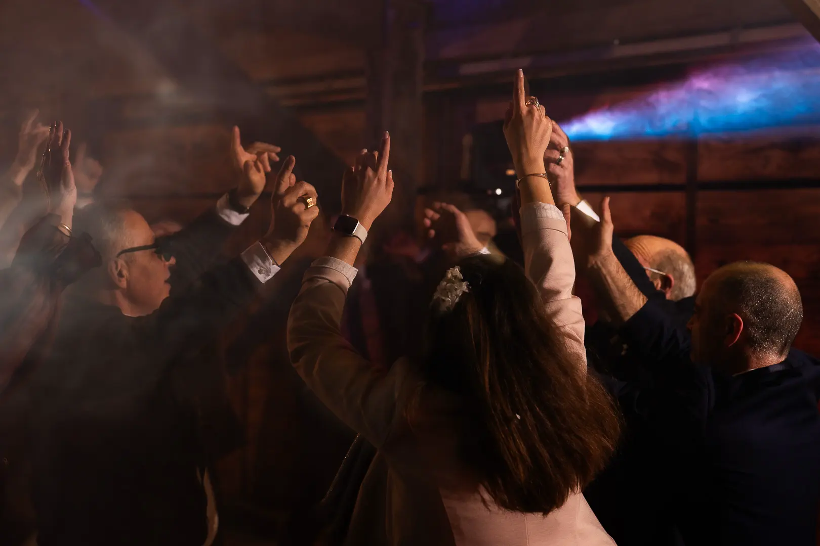 Invités réunis sur la piste de danse lors d'un mariage à Saint-Malo avec animation DJ, jeux de lumière et ambiance festive
