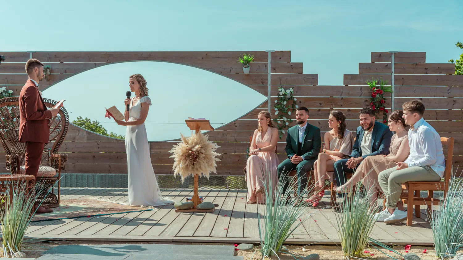 Invités sur la piste de danse lors d’un mariage dans les Côtes-d’Armor