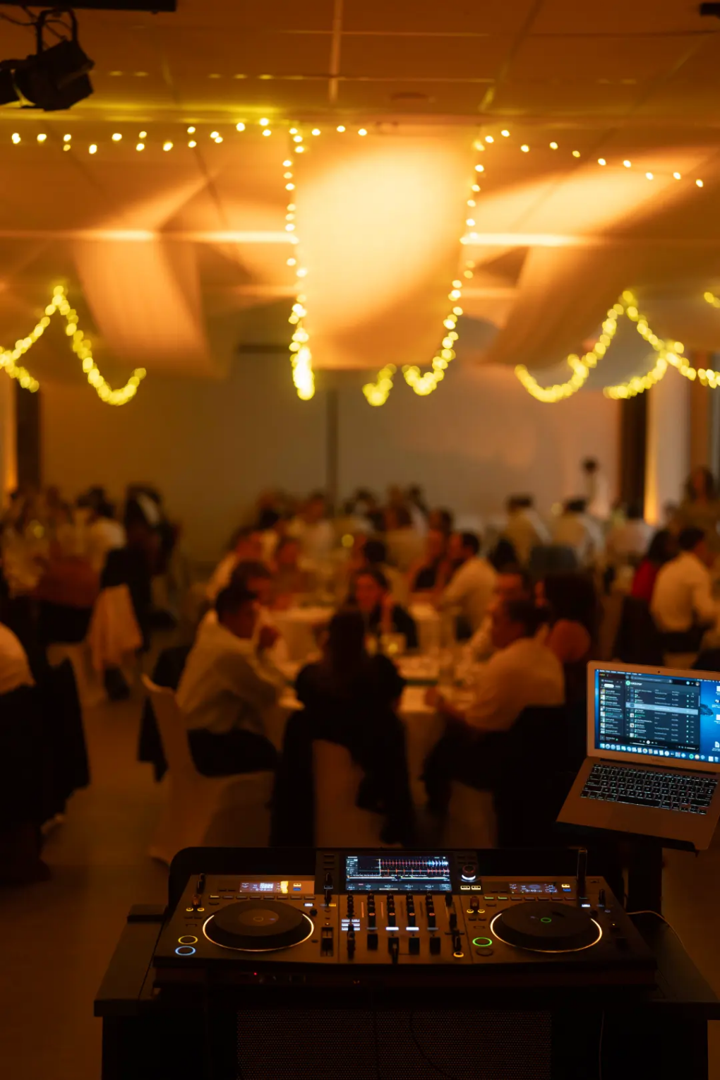 Installation DJ et ambiance lumineuse pendant un mariage à Saint-Quay-Portrieux (22).
