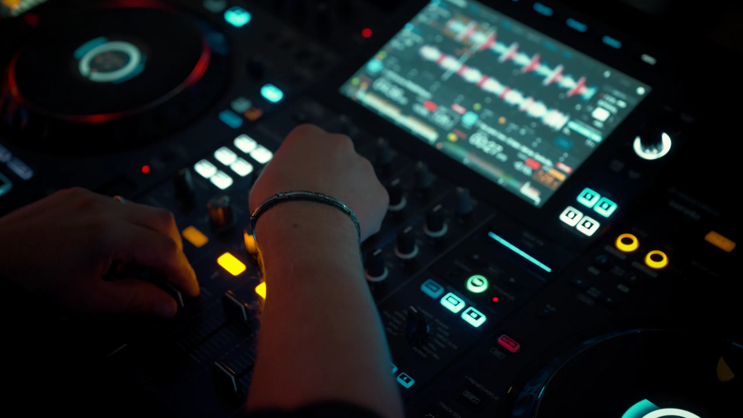 Console DJ professionnelle lors d'un mariage dans les Côtes-d'Armor