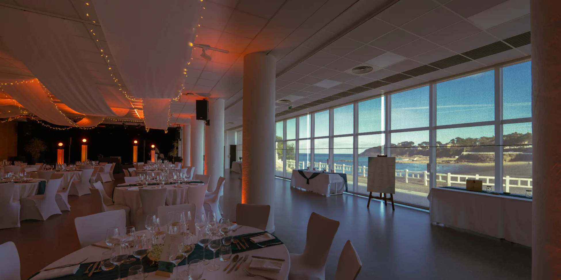 Panonrama intérieur, extérieur d'une installation de mariage Sonofactory à Saint-Quay-Portrieux