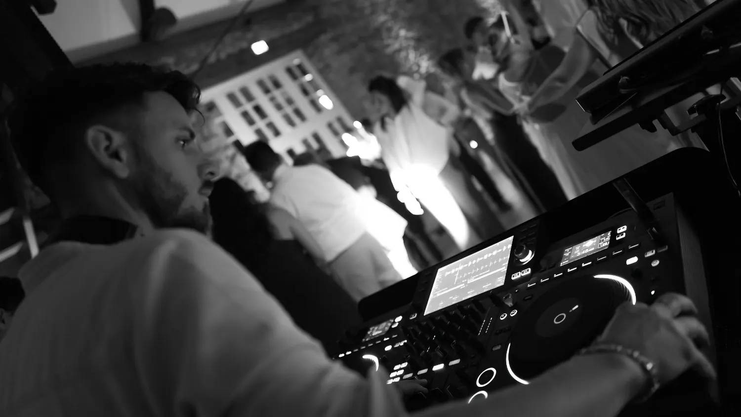 DJ aux platines pendant une soirée de mariage
