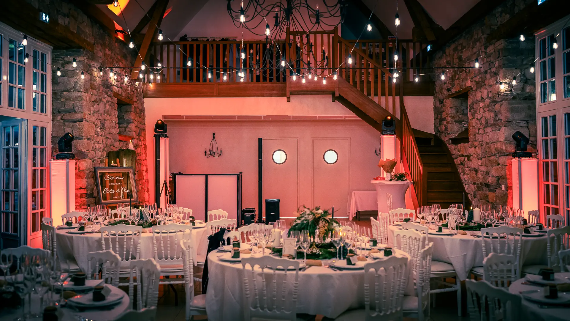Salle de mariage au Manoir de la Bégaudière à Mont-Dol avec éclairage architectural ambre réalisé par Sonofactory