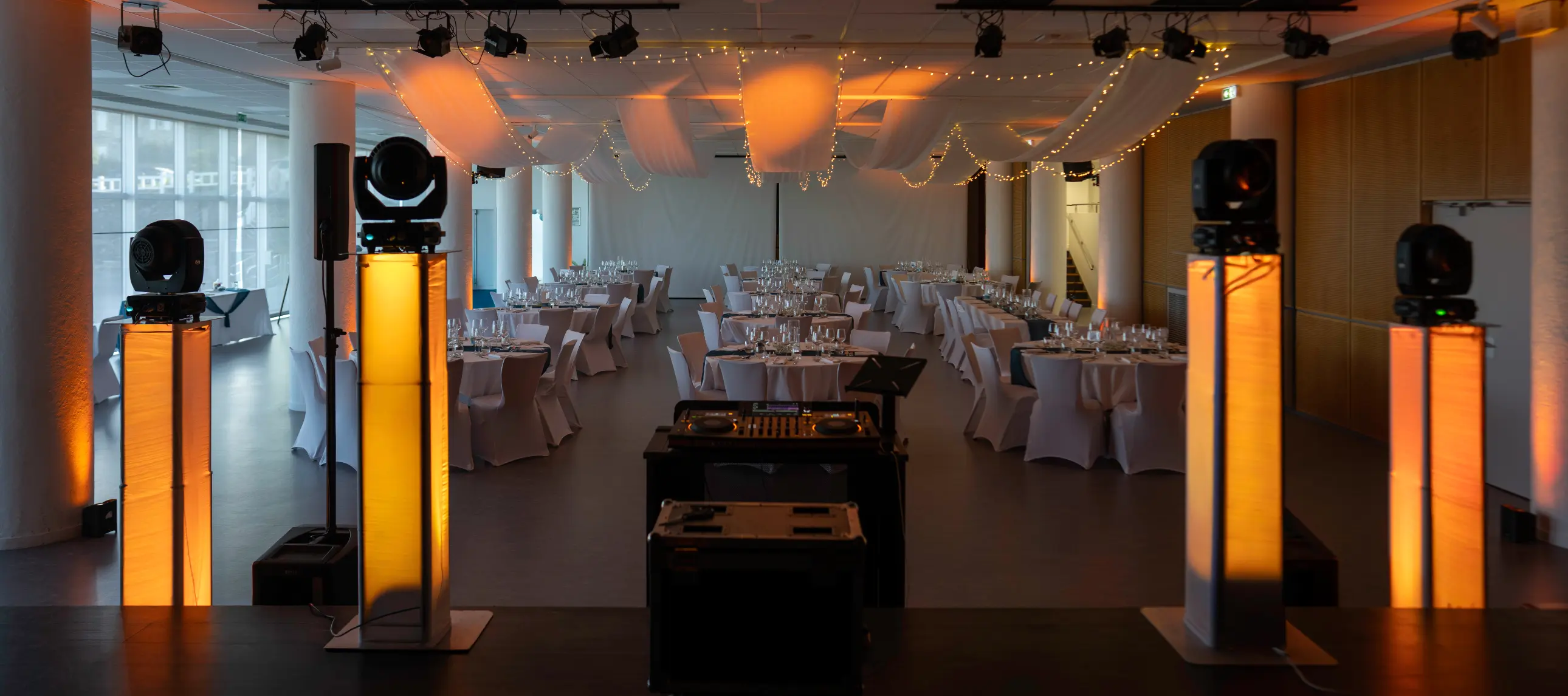 Installation DJ avec colonnes lumineuses, sonorisation et décoration de salle pour un mariage à Saint-Quay-Portrieux.