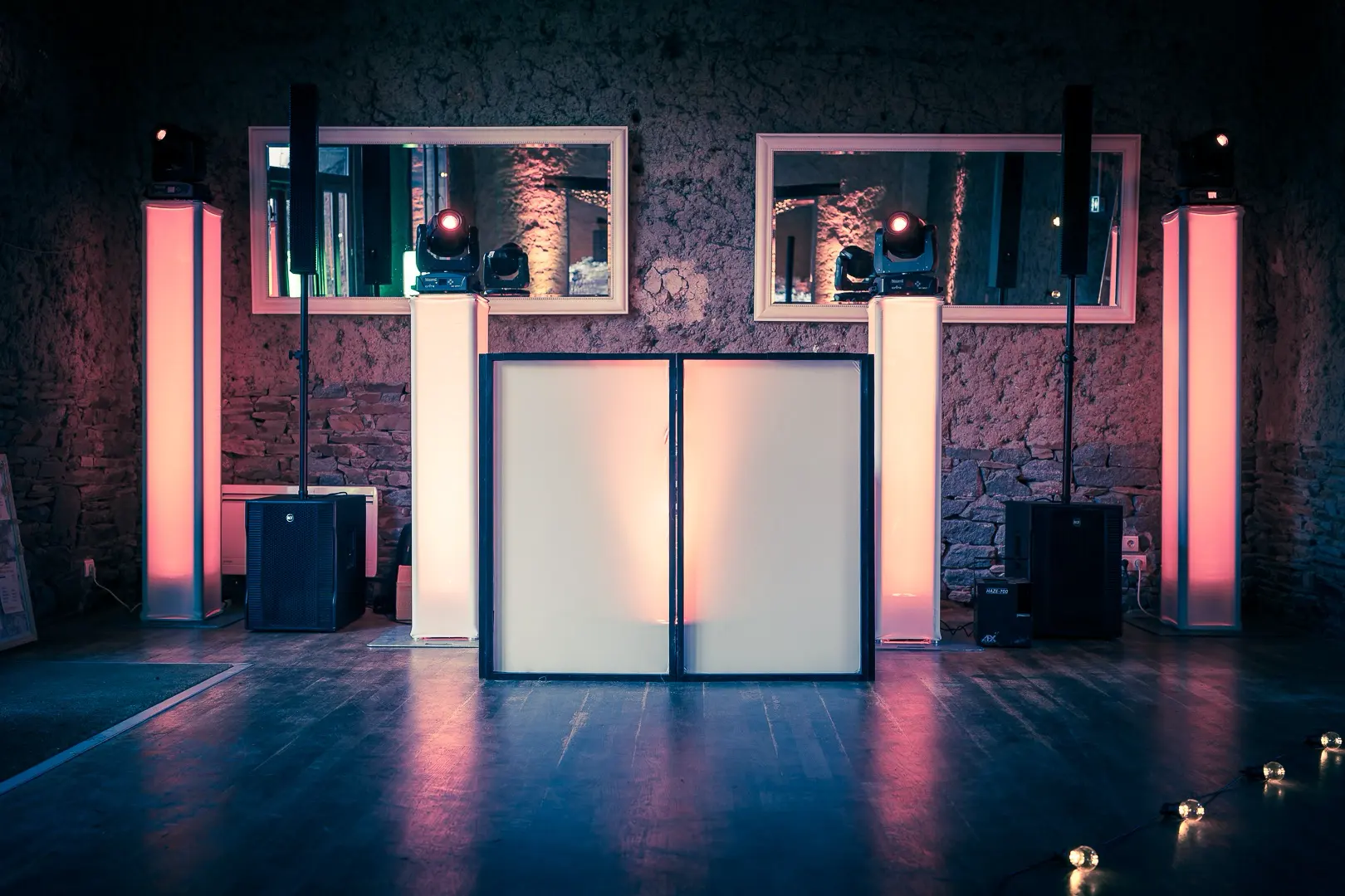 Installation DJ professionnelle avec sonorisation et éclairage LED pour une soirée privée – Sonofactory Bretagne