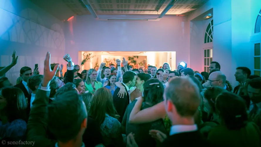 Invités sur la piste de danse lors d'un mariage au Domaine du Montmarin près de Dinard