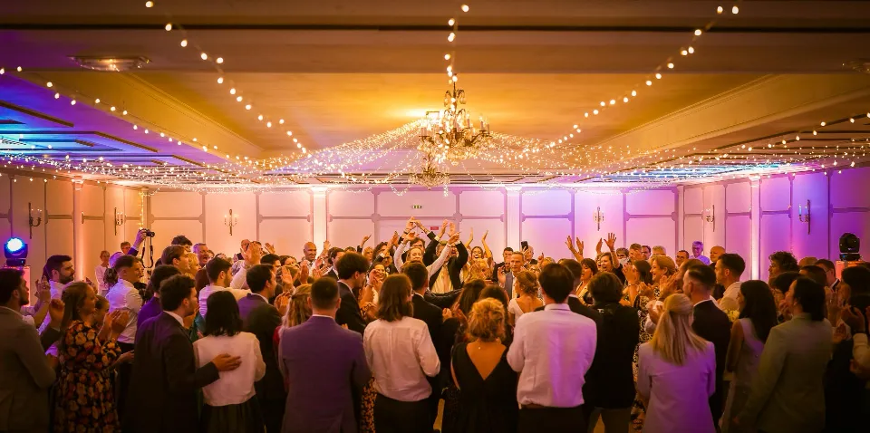 Ambiance festive sur la piste de danse lors d'un mariage à Quintin, près de Saint-Brieuc, avec sonorisation et éclairage professionnel par Sonofactory.